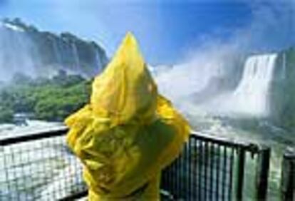 Desde el lado argentino del parque nacional de Iguazú se accede a una pasarela de dos kilómetros de largo, un balcón privilegiado para observar las cataratas.