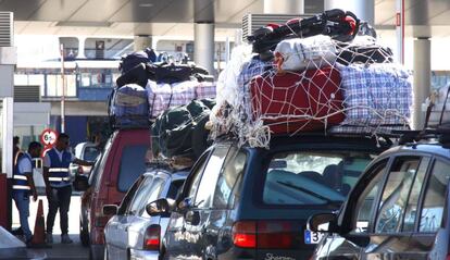 Colas de ciudadanos esperando a embarcar en la pasada operaci&oacute;n Paso del Estrecho.