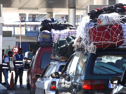 Colas de ciudadanos esperando a embarcar en la pasada operaci&oacute;n Paso del Estrecho.