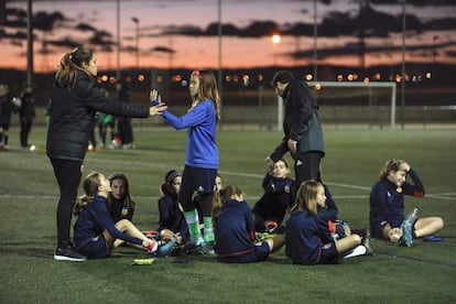 Los entrenadores les inculcan valores de aprendizaje, esfuerzo y exigencia. Pero sin olvidar que son un equipo, que son compañeras. Los estudios han de ser lo primero.