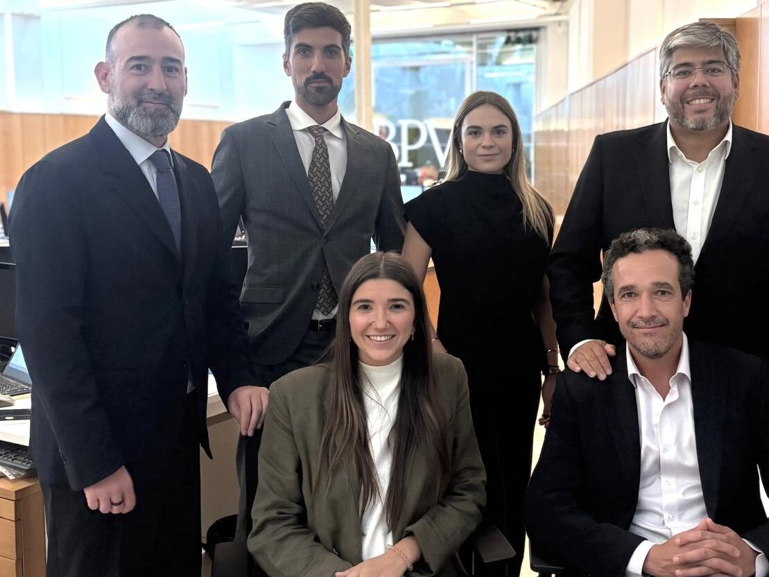 De izquierda a derecha, Isaac González, Eric Clemente, María Querol y Antonio Morales. En primera fila, Inés Martínez y Fernando Bazán, nuevo socio del área de derecho laboral de BPV Abogados.