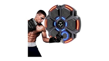 Máquina de boxeo sobre fondo blanco.