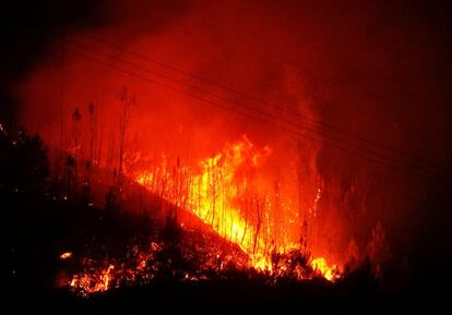 Las columnas de humo continuaba alzándose en las colinas cercanas. En la imagen, las llamas vistas en Carvalho, el 19 de junio de 2017.