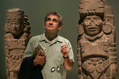 Bernardo Atxaga, en la exposición de <i>El imperio azteca,</i> en Bilbao.