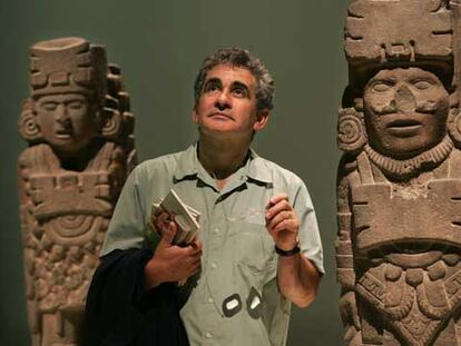 Bernardo Atxaga, en la exposición de <i>El imperio azteca,</i> en Bilbao.