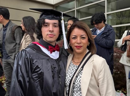 Nora Murillo y uno de sus hijos en el Estado de Washington