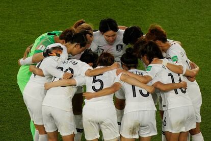 As jogadoras da Coreia do Sul se reúnem antes do início da partida contra a França. 