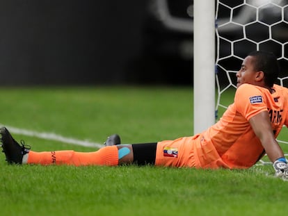 Wuilker Faríñez tras recibir el gol de André Carrillo de Perú, este domingo.