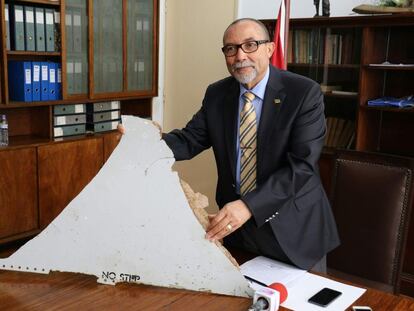 El presidente de Aviaci&oacute;n Civil de Mozambique ense&ntilde;a uno de los restos que pueden pertenecer al MH370.