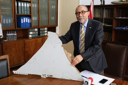 El presidente de Aviación Civil de Mozambique enseña uno de los restos que pueden pertenecer al MH370.