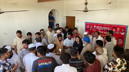 Iqra Choudhary (en el centro, de negro) recibe el jueves 6 de junio las felicitaciones de los vecinos de Kairana.