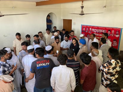 Iqra Choudhary (en el centro, de negro) recibe el jueves 6 de junio las felicitaciones de los vecinos de Kairana.
