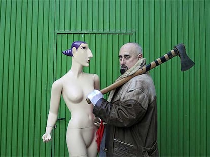 O escultor posa cunha das súas creacións na porta do seu taller en Lugo.