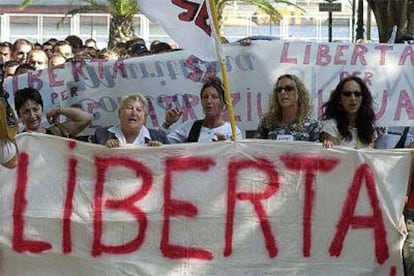 Familiares de los marineros corsos en huelga se manifiestan en Bastia contra la privatización de una naviera.