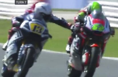 Momento en el que Fenati toca el freno de Manzi en plena carrera.