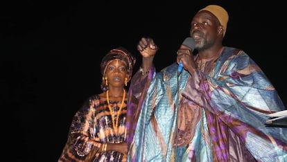 Ngary Niang, griot de Ndiebene, durante una ceremonia en la plaza del pueblo. 