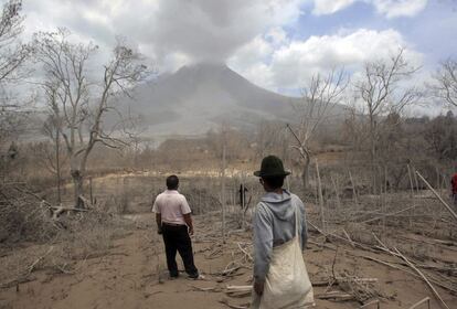 Granjeros de la zona observan los efectos del volcán sobre sus tierras, que están cubiertas de ceniza tras las erupciones del volcán. Indonesia es un país propenso a la actividad sísmica debido a su ubicación en el llamado Cinturón de Fuego del Pacífico.