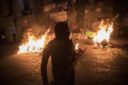 Las manifestantes que mantienen tomado desde el pasado 4 de septiembre el edificio de la Comisión Nacional de Derechos Humanos, en la Ciudad de México, hicieron arder muebles de las oficinas este jueves por la noche.