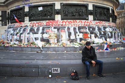 Los ciudadanos continúan dejando ofrendas por las víctimas en las calles de París.