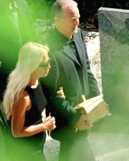 <p>Tras su muerte, sus hermanos Santo y Donatella (a la izquierda) Versace, decidieron enterrar las cenizas de Gianni en una ceremonia privada en el cementerio de una localidad en las cercanías del lago Como (Italia). </p> <br> <p> <p>Un acto íntimo que sucedió a un multitudinario funeral que no se quisieron perder ni personalidades de la industria de la moda ni destacados personajes de la vida social y la industria del entretenimiento. A la ceremonia religiosa, celebrada en la Catedral de Milán, asistieron 2.000 personas a despedirle, entre las que estaban Elton John (que le dedicó al fallecido diseñador su disco ‘The Big Picture’), Lady Di (que moriría poco después que Gianni), Naomi Campbell, Karl Lagerfeld o Carolyn Bessette Kennedy.</p> <br> <p>