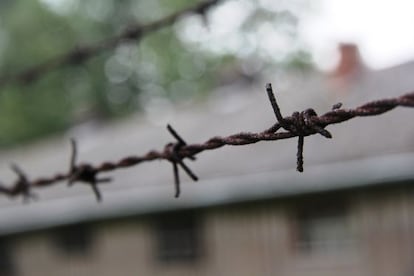 Alambre de espino en el campo de concentrción de Auschwitz, Polonia.