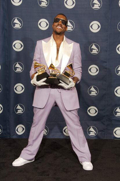 Antes de llevar camisetas supremacistas blancas, y de provocar que las marcas de moda rompieran con él, Kanye West recogía Grammys con trajes en tonos pastel.