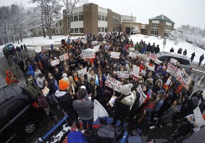 Alunos na escola secundária Yarmouth reunidos durante a paralisação contra a violência de armas em Yarmouth.