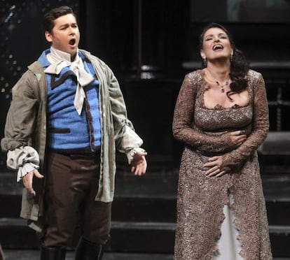 Los cantantes Teodor Llincai y Ainhoa Artet, en el ensayo general de 'Tosca', en la Quincena Musical de San Sebastián.