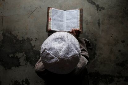 Un niño musulmán aprende a leer el Corán en una escuela religiosa a las afueras de Agartala (India) durante el mes de Ramadán.