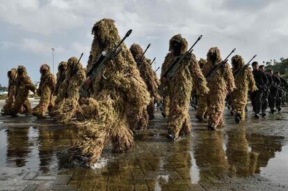 Soldados indonesios marchan durante el desfile conmemorativo del 73 aniversario de la fundación del ejército indonesio, en la isla de Sabang, el 5 de octubre de 2018.