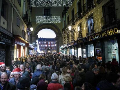 Multitud de gente en una de las entradas a la plaza Mayor.