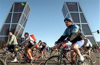 Algunos de los ciclistas que se sumaron al Día de la Bicicleta, a su paso por la plaza de Castilla.