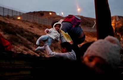Un grupo de migrantes centroamericanos intenta cruzar a EE UU.