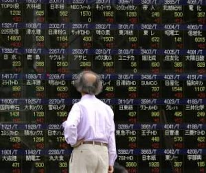 Un hombre observa información bursátil en una pantalla en la Bolsa de Tokio. EFE/Archivo