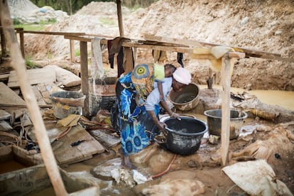 Las diferentes actividades en torno a estos lugares están perfectamente establecidas. Mientras los más jóvenes son los encargados de bajar por los pozos, las mujeres en la mayoría de los casos buscan el oro en las rocas extraídas y de su posterior procesado.