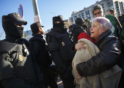 Feli Velázquez, activista antidesahucios, se enfrenta a los agentes con el bebé en los brazos. Según el Ayuntamiento de Madrid, que recuerda que la vivienda ya no es de su propiedad, se ha ofrecido ayuda a la familia, que ha declinado porque se va a mudar a Parla. Sin embargo, la PAH niega este extremo.