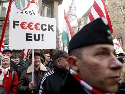 Partidarios de extrema derecha se manifiestan contra la UE en Budapest.