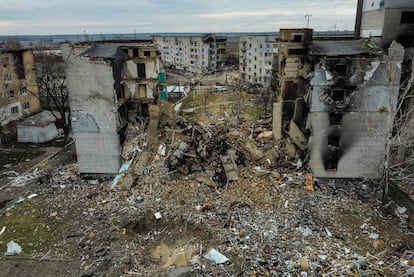 Vista aérea de una zona de viviendas destrozada por los ataques de Rusia en la localidad de Borodianka, este miércoles.