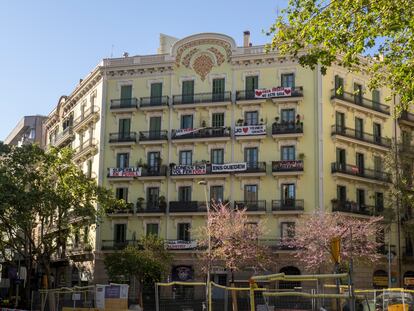 Protesta en un edificio de Barcelona contra la conversión de sus pisos para el alquiler de temporada, el pasado abril.