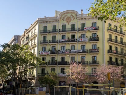 El edificio conocido como Casa Orsola, en el Eixample de Barcelona, fue comprado por una empresa inversora que convierte los pisos que quedan vacíos y rehabilita en alquileres de temporada. Varios inquilinos locales a quienes no se renueva el contrato están pendientes de juicio o desahucio.