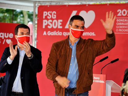 Pedro Sánchez y  Gonzalo Caballero, antes de comenzar el mitin en Ourense.