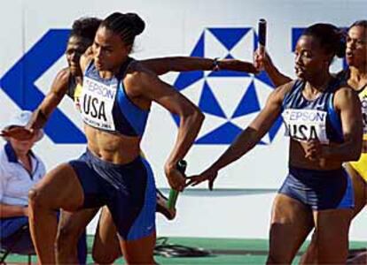 Marion Jones toma el relevo de Miller Inger.