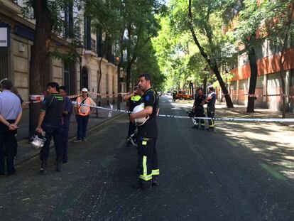 Los bomberos, ante el edificio desalojado en la calle de Lagasca, 40.