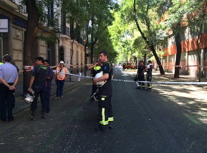 Los bomberos, ante el edificio desalojado en la calle de Lagasca, 40.