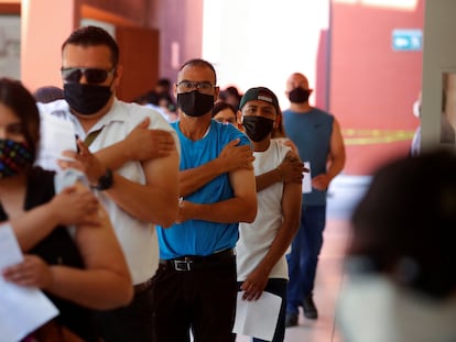 Una fila de personas, tras recibir la dosis de Johnson & Johnson, en Tijuana.