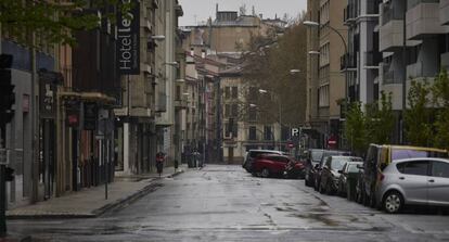 Una calle de Pamplona vacía por el confinamiento provocado por la pandemia. / E. SANZ (EUROPA PRESS)