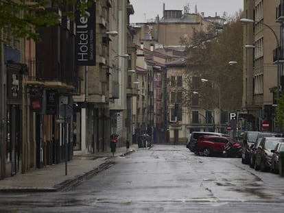 Una calle de Pamplona vacía por el confinamiento provocado por la pandemia. / E. SANZ (EUROPA PRESS)