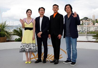 De izquierda a derecha: los actores surcoreanos Jun Jong-Seo, Yeun Steven, Yoo Ah-In y el director Lee Chang-Dong posan durante la presentación de la película "Burning" en el festival de Cannes, en Francia, el 17 de mayo de 2018.