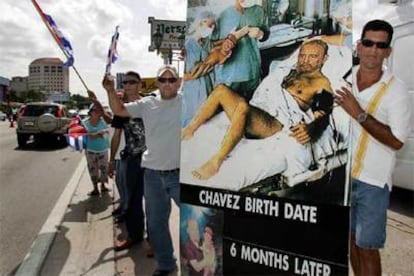 Los disidentes celebran en Miami el traspaso de poderes con una pancarta alusiva a Castro y Chávez.