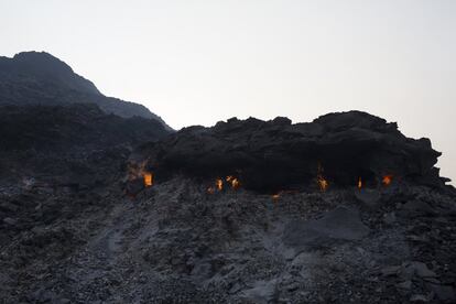 Se pueden ver incendios subterráneos que rompen la superficie. En junio de 2017, el adolescente Rahim Khan y su padre Bablu Khan, de 40 años, fueron absorbidos por el suelo cuando un incendio subterráneo que se extendió debajo de ellos provocó que se abriera un sumidero. Sundari Devi enfrentó un destino similar mientras caminaba a su casa por el pueblo de Indra Nagar. Su cuerpo nunca fue recuperado.